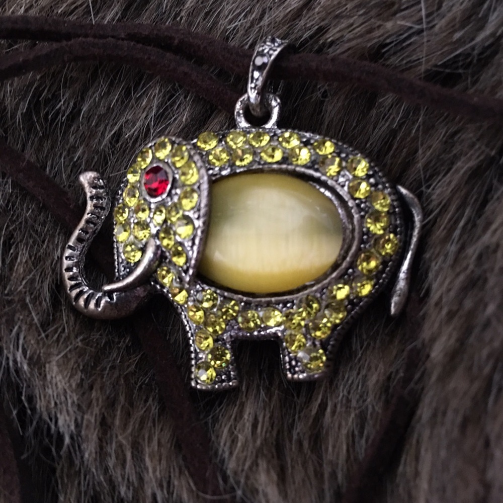 Lucky elephant cat eye cabochon sparkle necklace